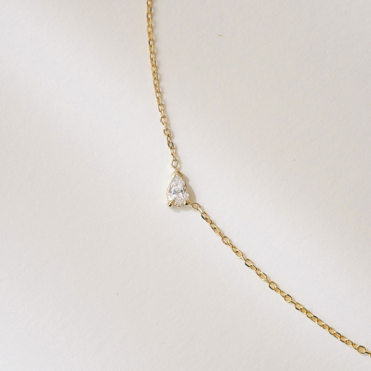 Colar em ouro 18k com diamante em lapidação gota centralizado na corrente.