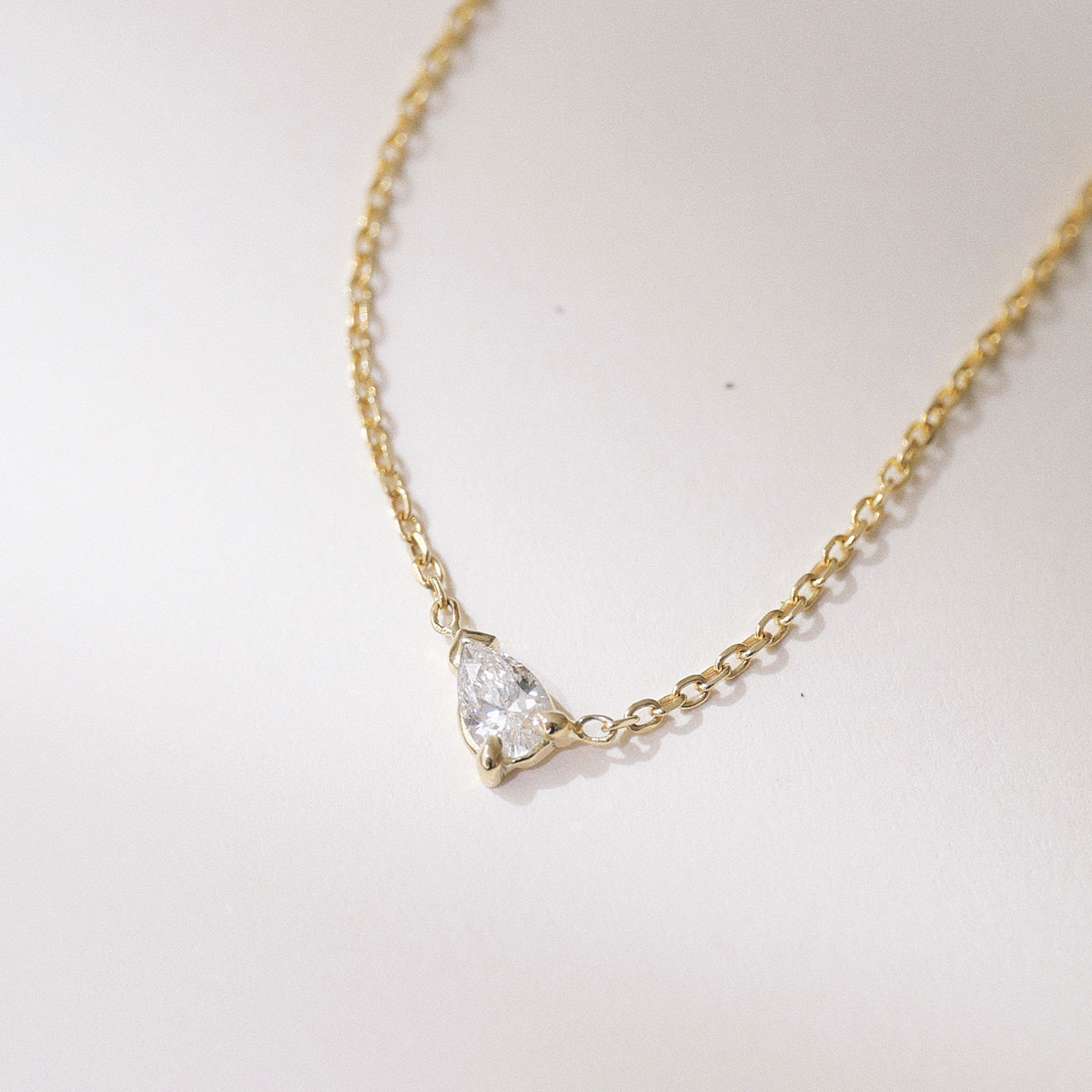 Colar em ouro 18k com diamante em lapidação gota centralizado na corrente.