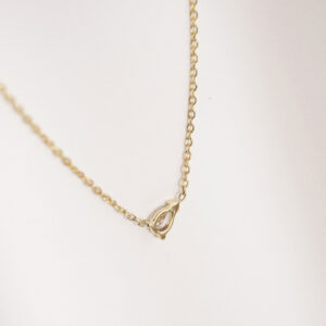 Colar em ouro 18k com diamante em lapidação gota centralizado na corrente. Colar virado para mostrar o acabamento da parte de trás do pingente.