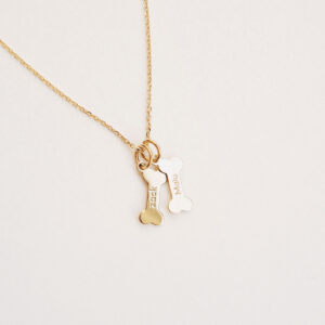 Colar de ouro 18k com dois pingentes em formato de ossinho personalizados com nomes de pets