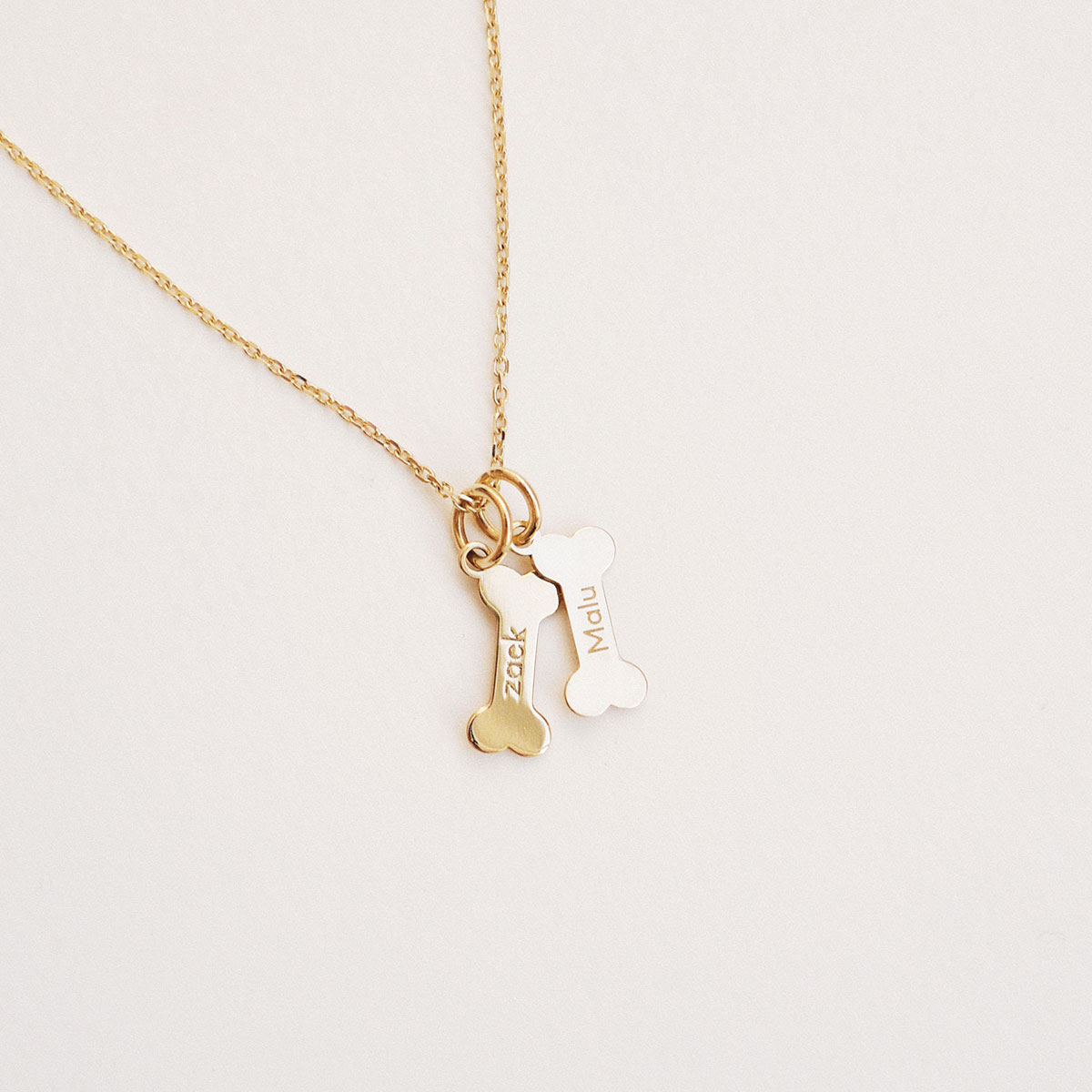 Colar de ouro 18k com dois pingentes em formato de ossinho personalizados com nomes de pets