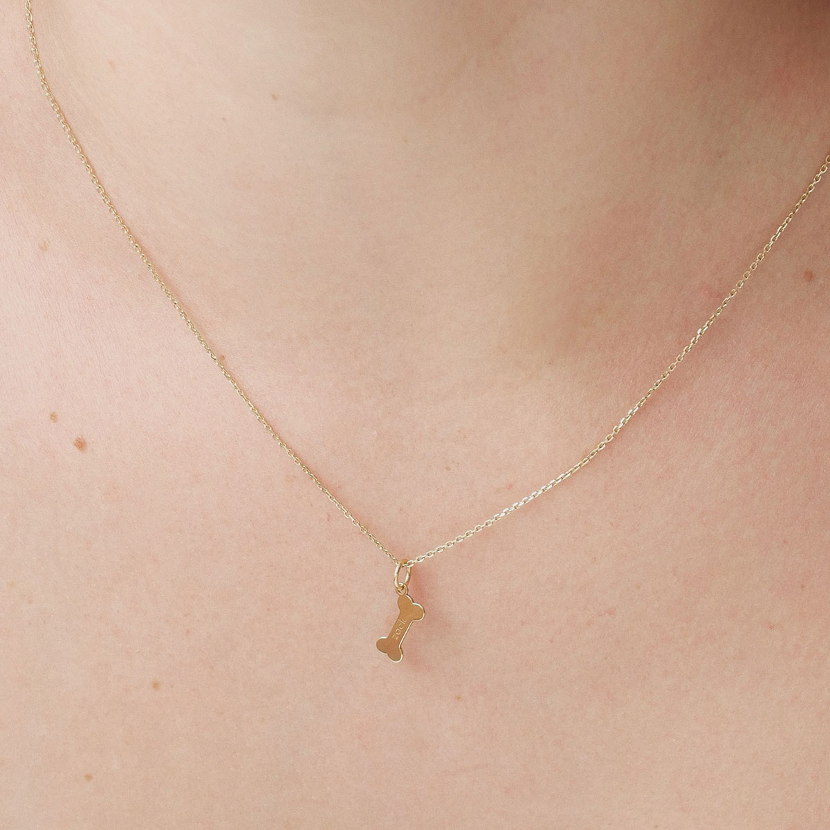 colar de ouro 18k ossinho de cachorro com gravação do nome do pet minimalista