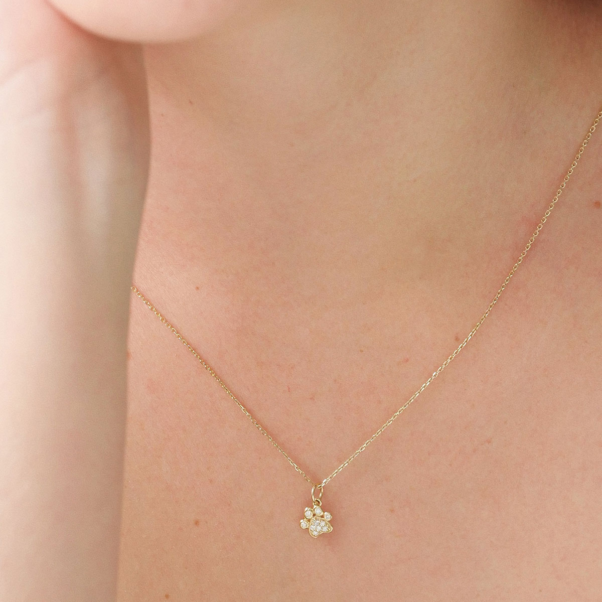 colar de ouro 18k patinha de cachorro com brilhantes minimalista