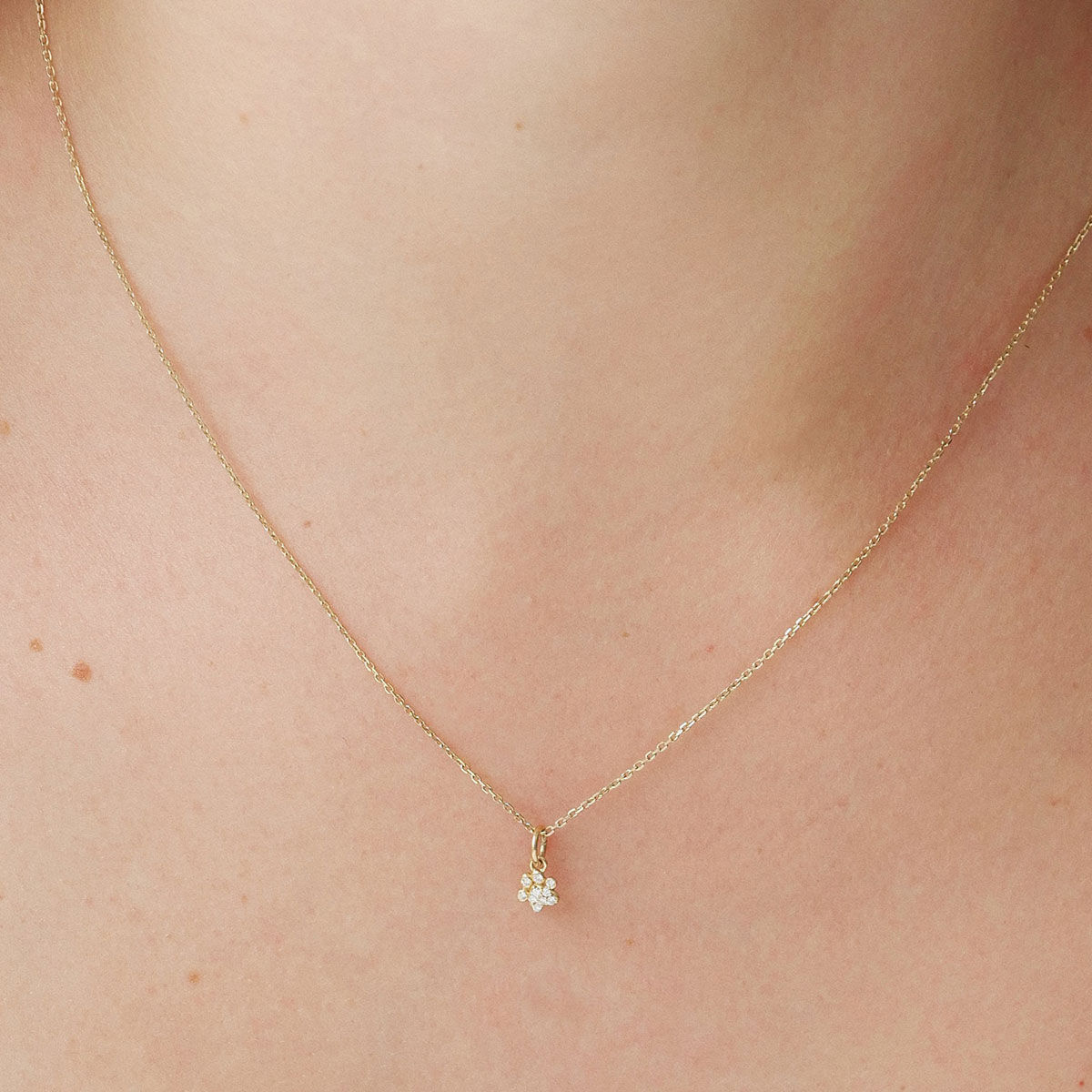 colar com pingente de patinha de gato em ouro 18k e brilhantes minimalista