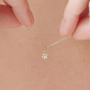 colar com pingente de patinha de cachorro em ouro 18k e brilhantes minimalista