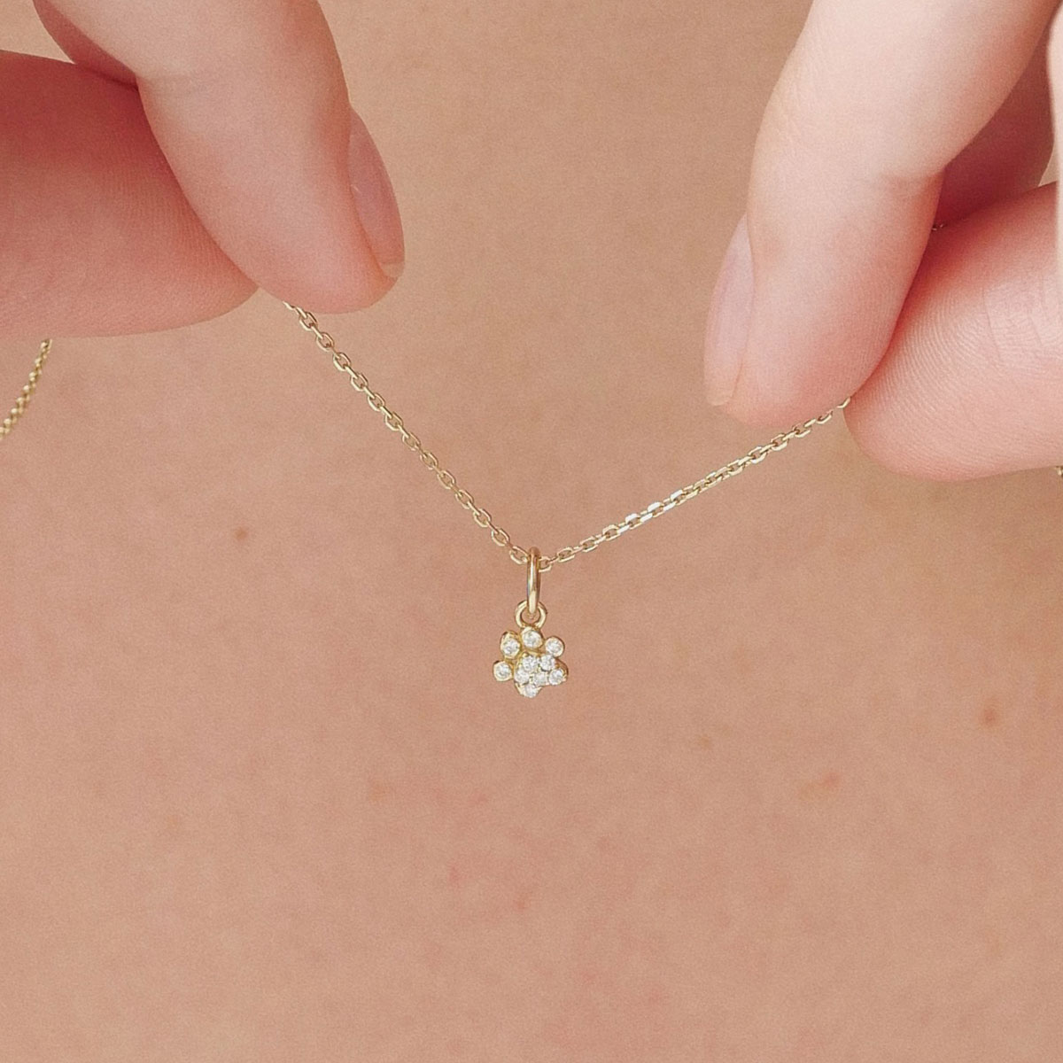 colar com pingente de patinha de cachorro em ouro 18k e brilhantes minimalista