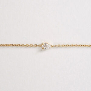 Close da pulseira em ouro amarelo 18k com diamante lapidação gota.