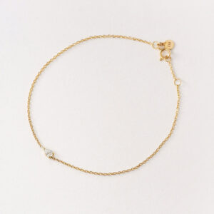 Pulseira em ouro amarelo 18k com diamante lapidação gota sobre fundo claro