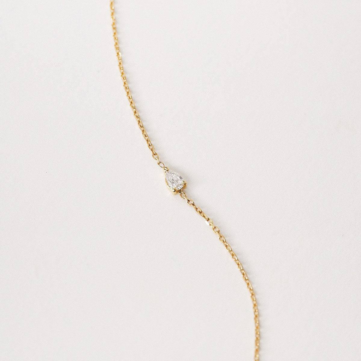 Pulseira em ouro amarelo 18k com diamante lapidação gota.