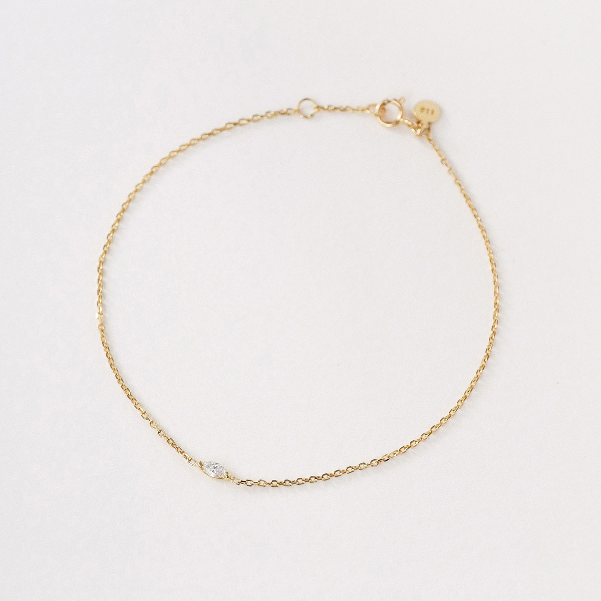 Pulseira em ouro amarelo 18k com diamante lapidação navete sobre fundo claro