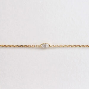 Close da pulseira em ouro amarelo 18k com diamante lapidação navete.