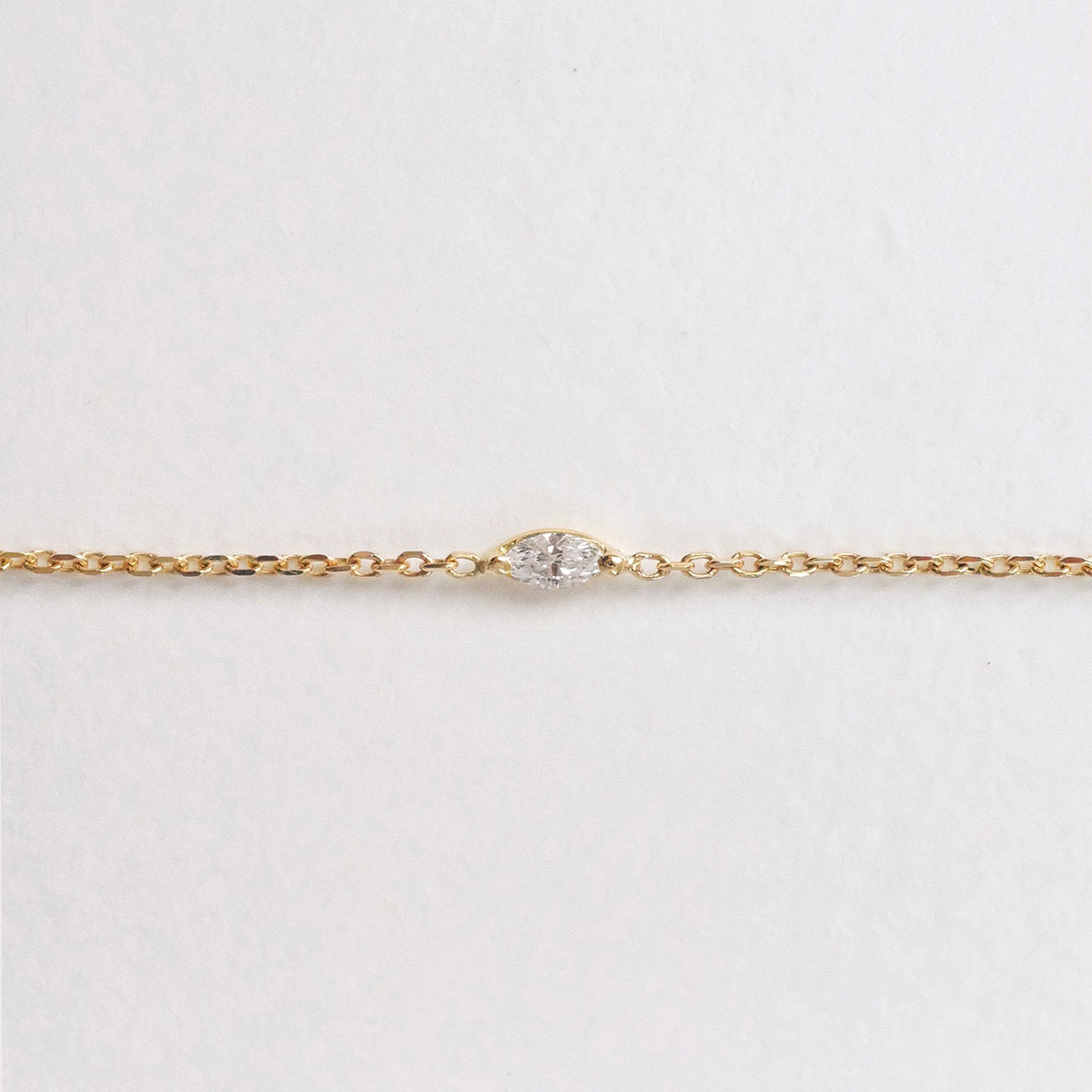 Close da pulseira em ouro amarelo 18k com diamante lapidação navete.