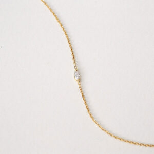 Close da pulseira em ouro amarelo 18k com diamante lapidação navete.