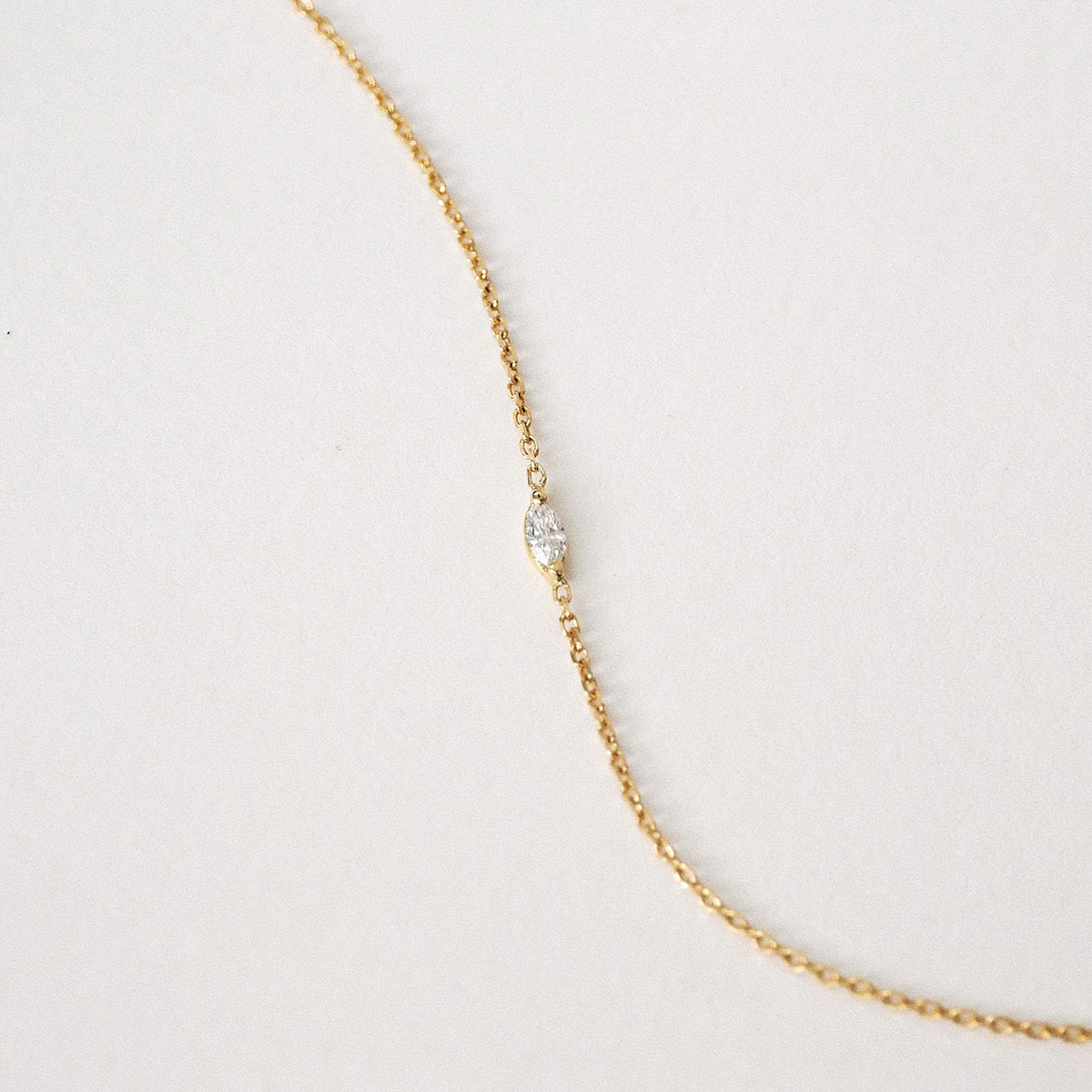 Close da pulseira em ouro amarelo 18k com diamante lapidação navete.