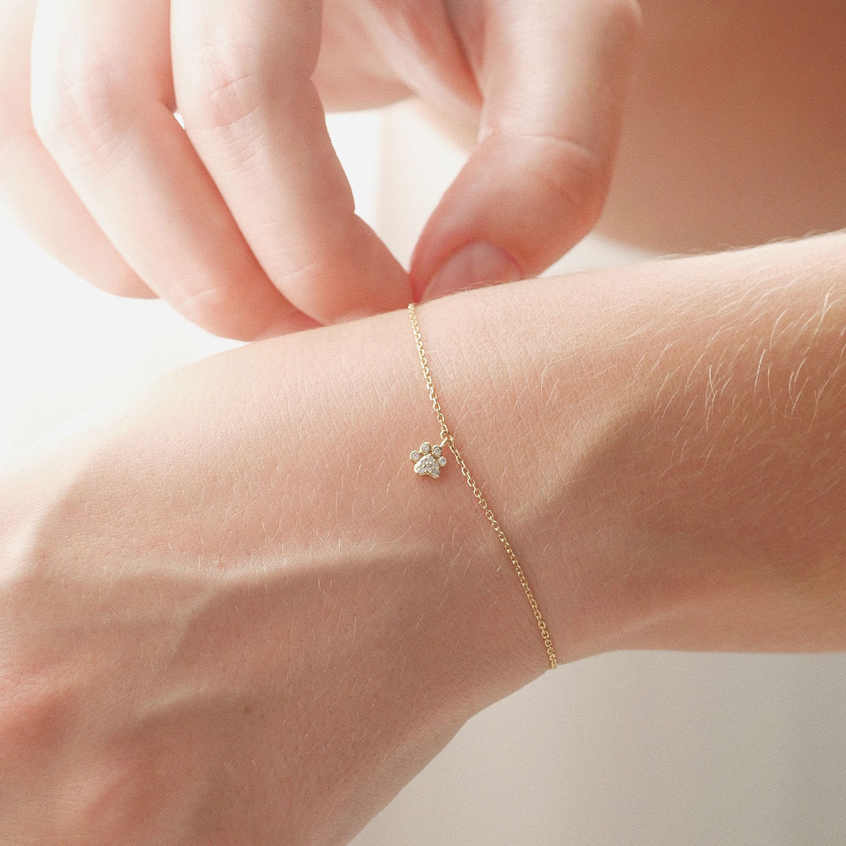 pulseira em ouro 18k com patinha de gato com diamantes