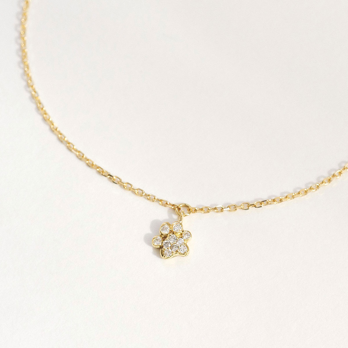 pulseira em ouro 18k com patinha de cachorro com brilhantes delicada