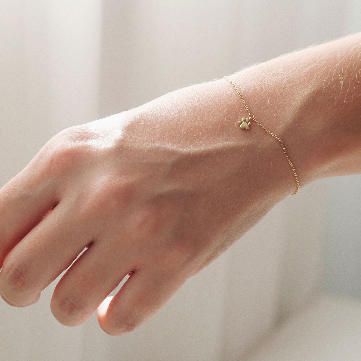 pulseira em ouro 18k com patinha de cachorro minimalista