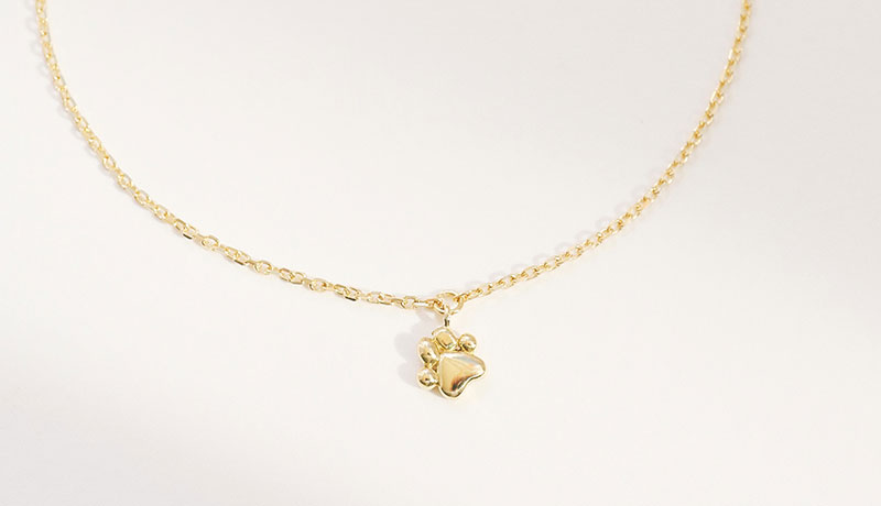 pulseira em ouro 18k com patinha de gato com brilhantes delicada
