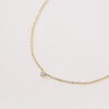 Colar solitário em ouro amarelo 18k com diamante de 10 pontos.