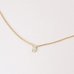 Colar solitário em ouro amarelo 18k com diamante oval.