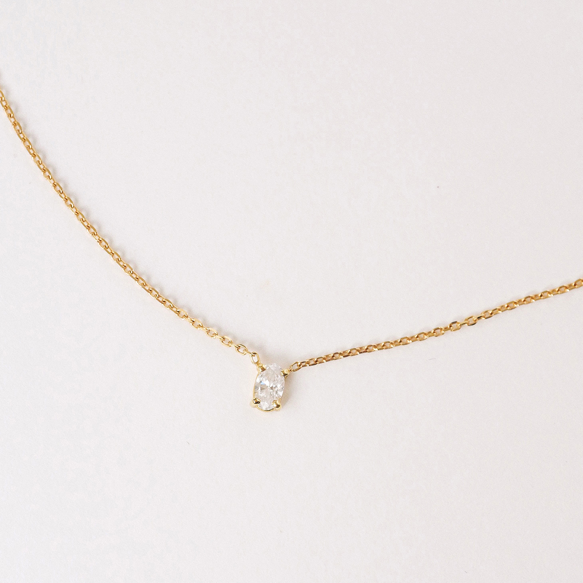 Colar solitário em ouro amarelo 18k com diamante oval.