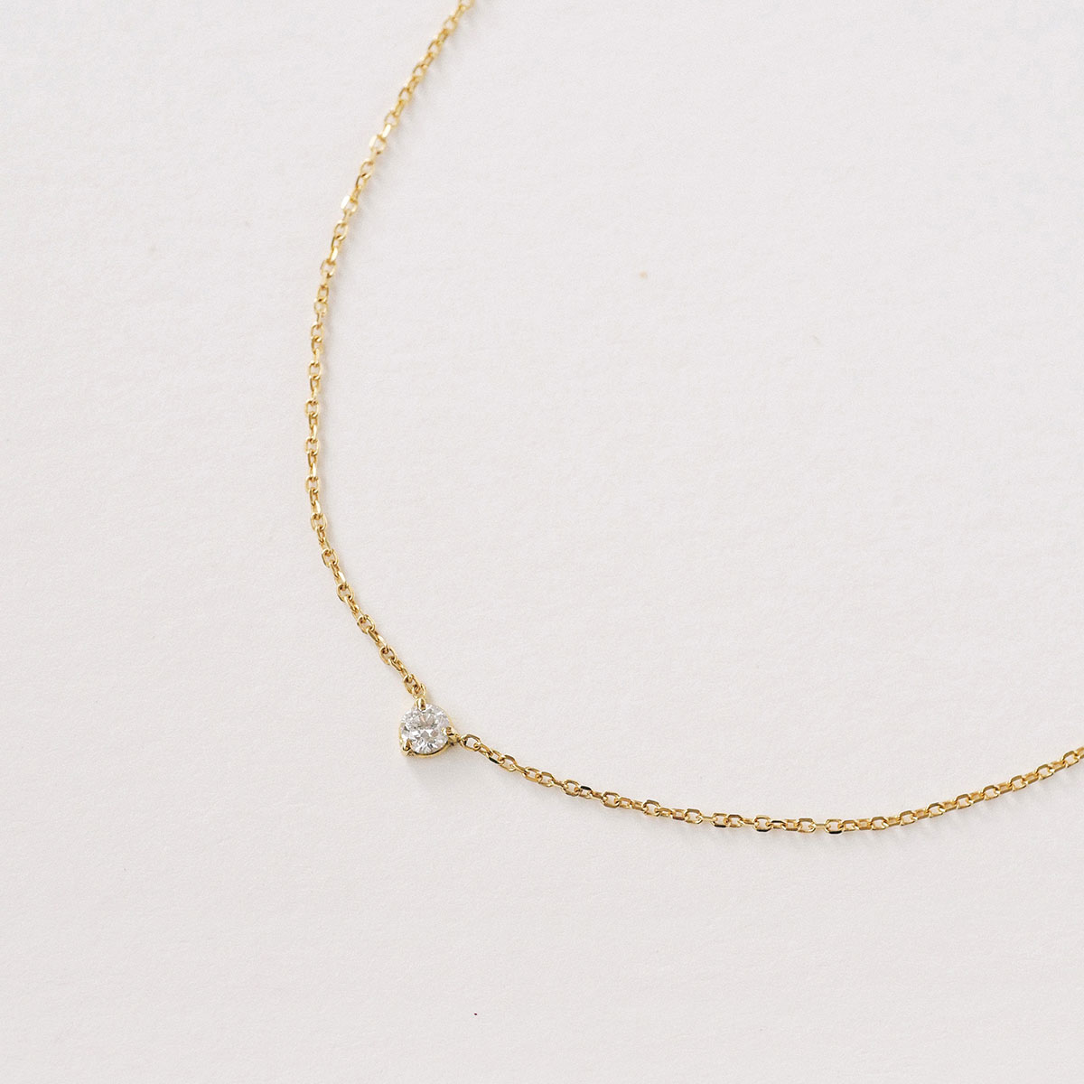 Colar solitário em ouro amarelo 18k com diamante de 10 pontos.