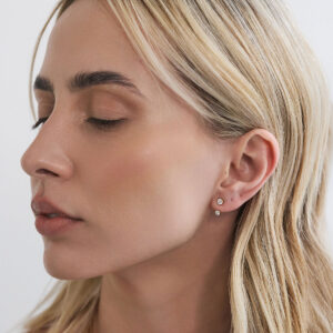 Composição com brinco stud de diamante de 20 pontos e Ear Jacket Dot em ouro 18k.