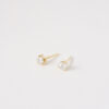 Par de brincos stud em ouro amarelo 18k com diamantes de 20 pontos.