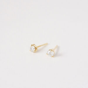 Par de brincos stud em ouro amarelo 18k com diamantes de 20 pontos.