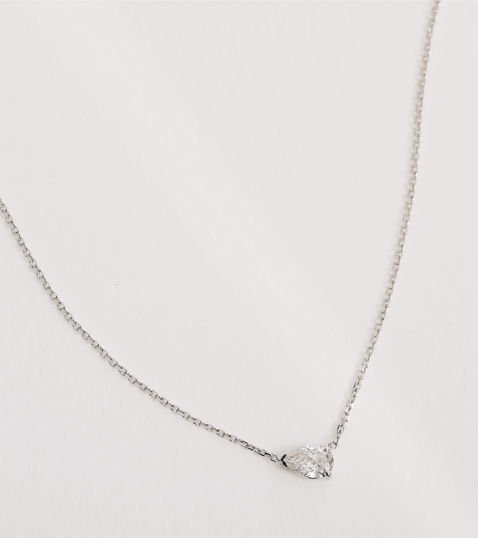 Colar delicado em ouro branco 18k com diamante em formato gota em corrente fina