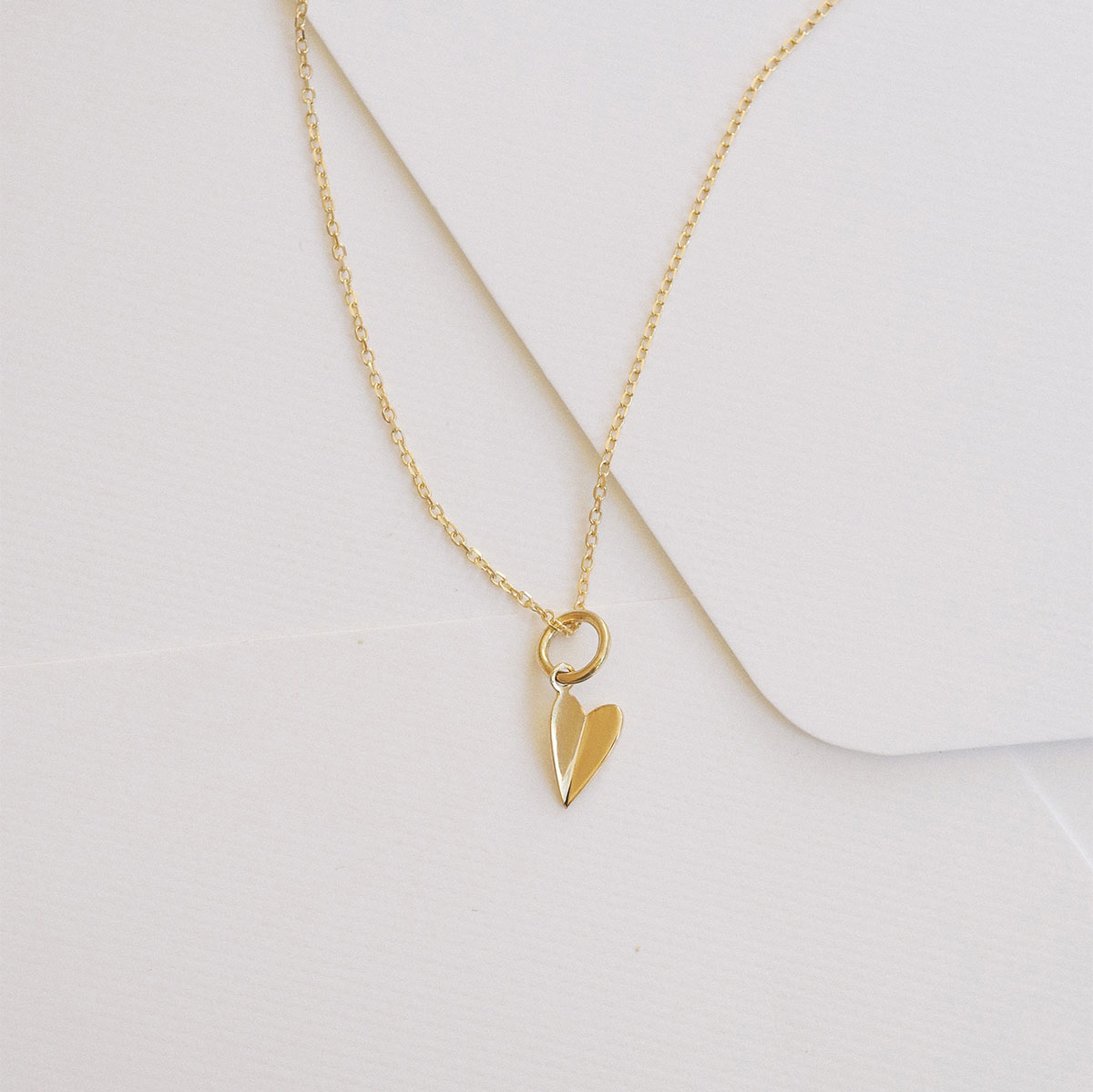 Colar com pingente Dobra Coração em ouro de design minimalista e delicado