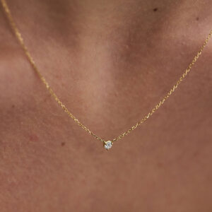 Close do colar solitário em ouro 18k com diamante de 10 pontos.