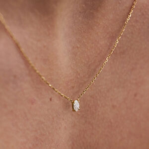 Close lateral do colar solitário com diamante oval em ouro 18k.