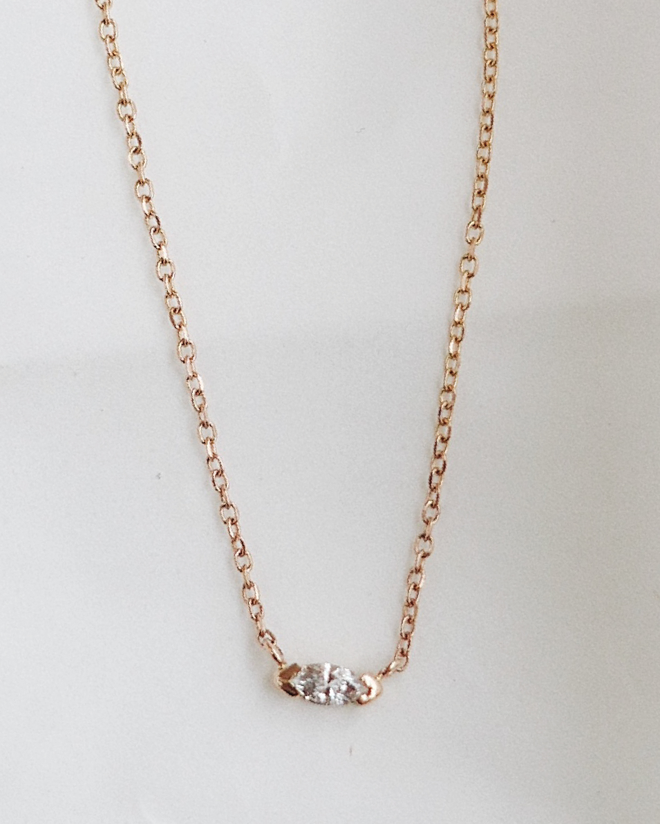 Colar delicado em ouro rosé 18k com trio de diamantes em corrente fina