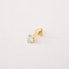 Piercing Diamante em ouro amarelo 18k com diamante redondo fotografado sobre fundo off-white.