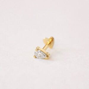 Piercing Gota em ouro amarelo 18k com diamante lapidação gota fotografado sobre fundo off-white.