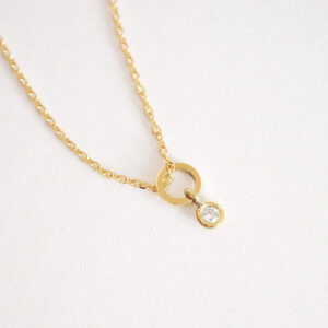 colar de ouro 18k com pingente de diamante delicado e minimalista