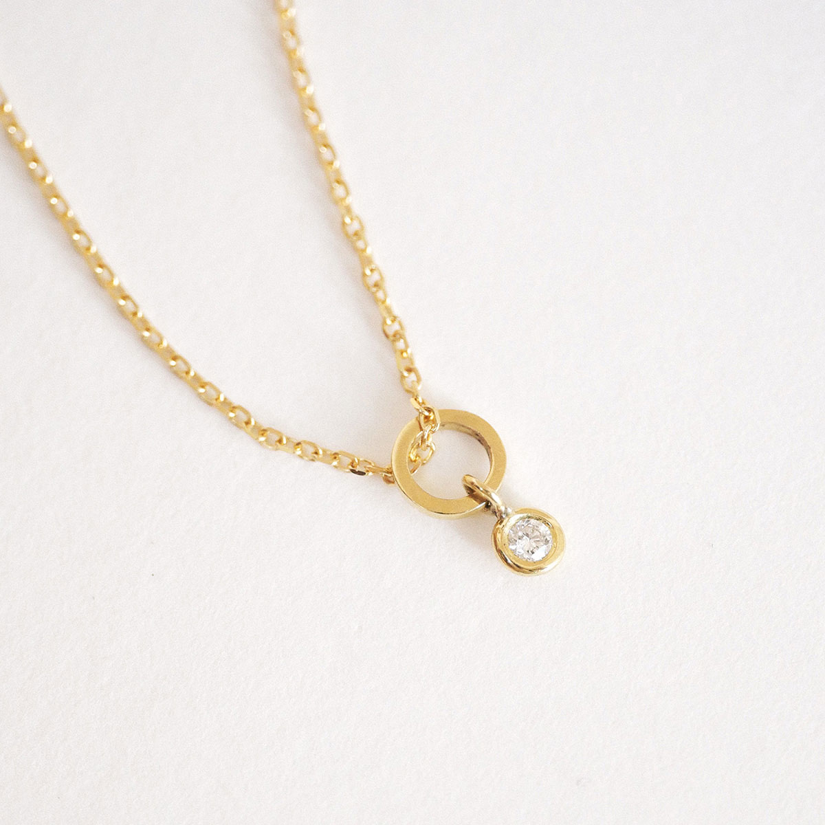 colar de ouro 18k com pingente de diamante delicado e minimalista