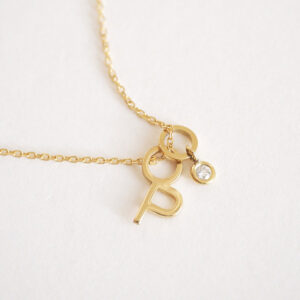 colar de ouro 18k com letra inicial e pingente de diamante delicado