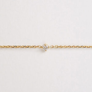 Close da pulseira em ouro 18k com diamante de 5 pontos.