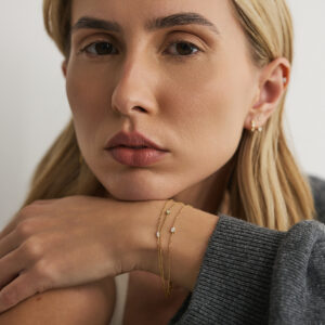 Modelo usando pulseiras em ouro 18k com diamantes em lapidação gota, brilhante e navete em composição.