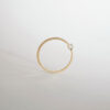 O Anel Órbita em ouro 18k traz um design minimalista e contemporâneo, com diamante deslocado do centro tradicional para criar uma composição leve, precisa e fora do óbvio.