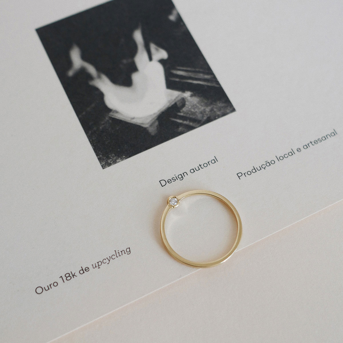 anel de ouro 18k com diamante delicado e minimalista