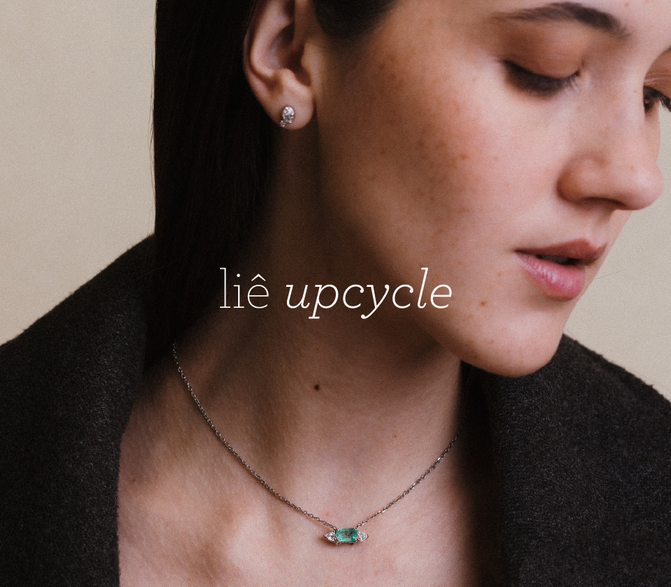 Modelo usando colar upcycle em ouro branco 18k com esmeralda e diamantes da Joias Liê