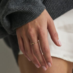 Modelo usando Anel Trio em ouro 18k com três diamantes.