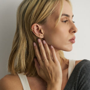 Modelo usando Anel Trio com outras joias em ouro 18k.