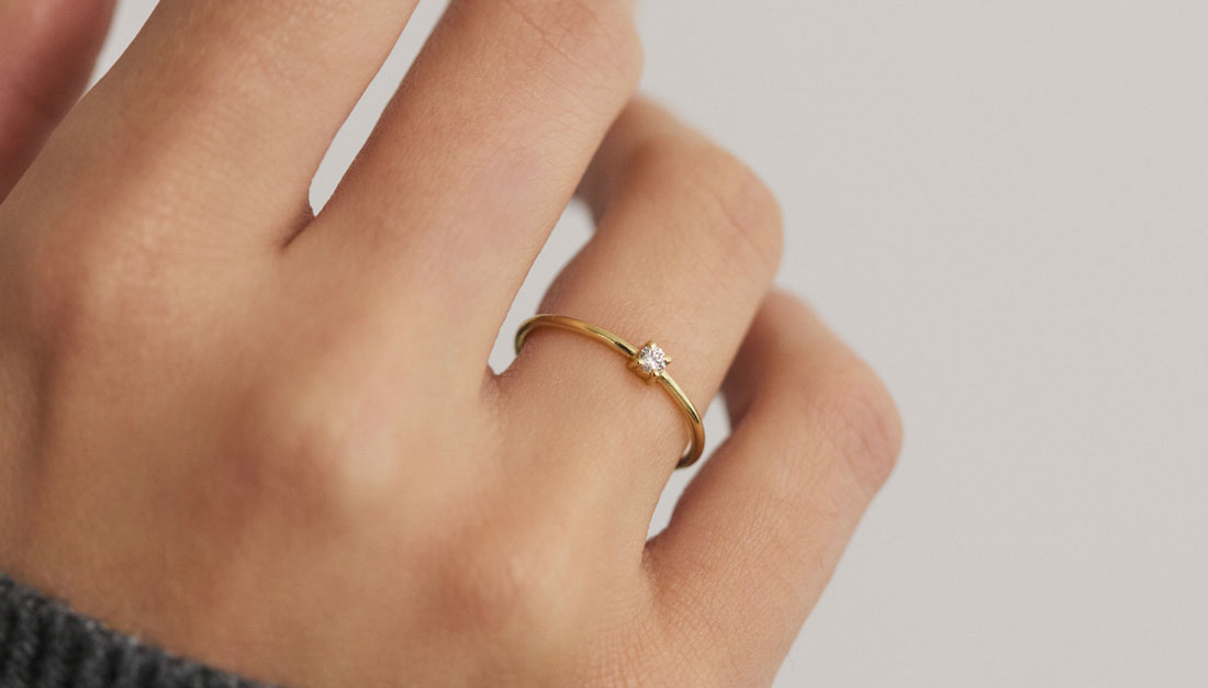Close do Anel Ponto em ouro 18k com diamante solitário.