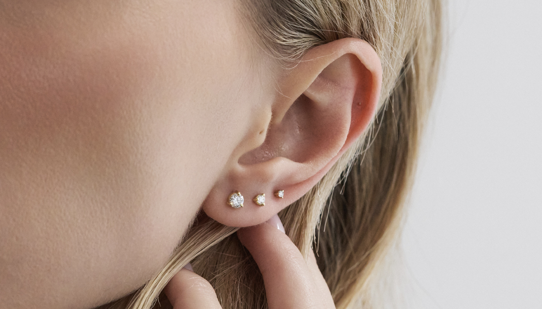 Composição de brincos stud em ouro 18k com diamantes de 2, 5 e 20 pontos.