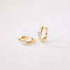 Par de Brincos Huggie Ponto em ouro amarelo 18k com diamantes.
