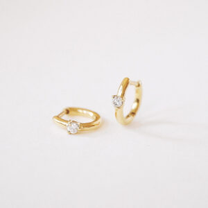 Par de Brincos Huggie Ponto em ouro amarelo 18k com diamantes.